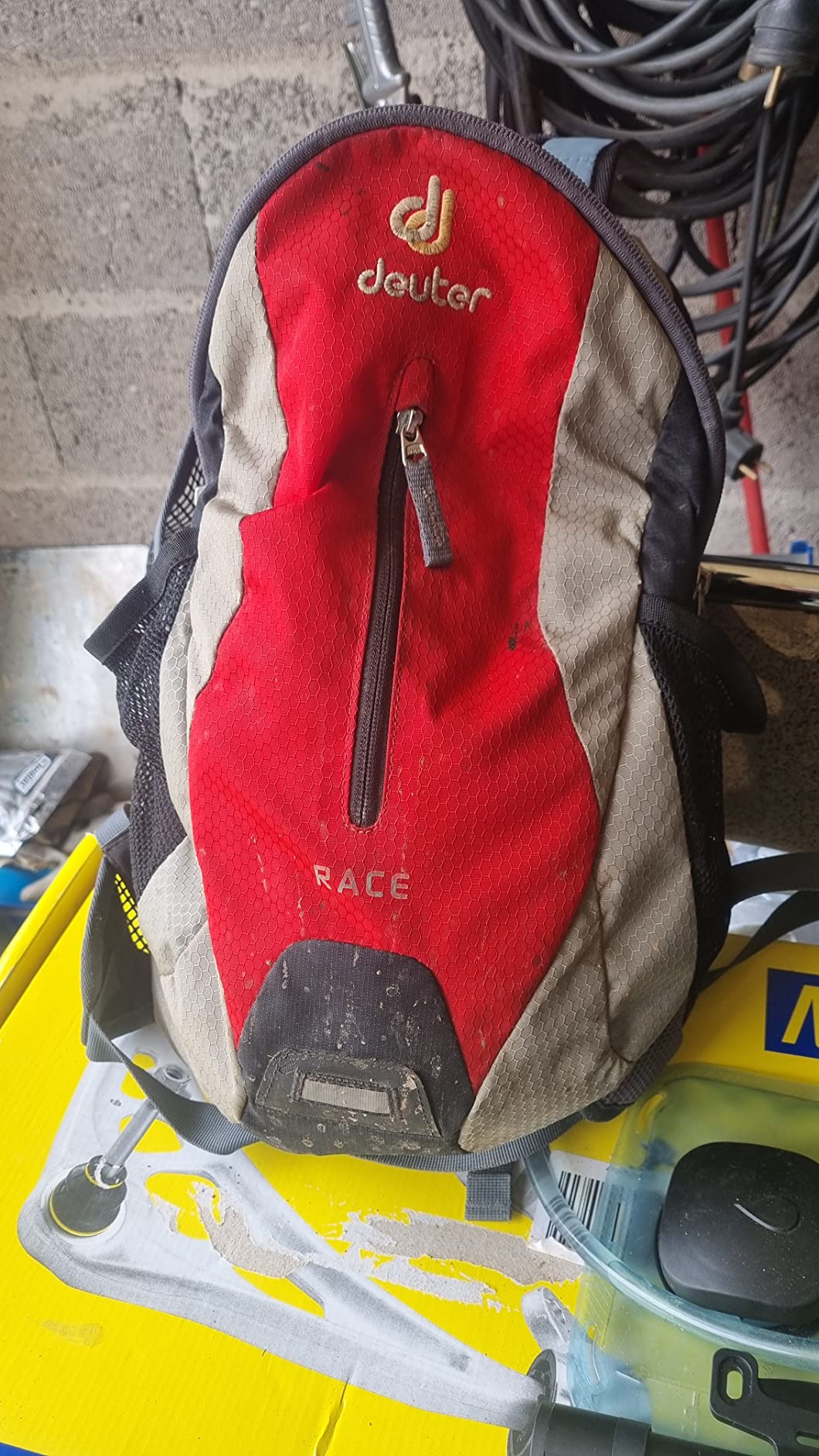 Sistemata la batteria di scorta in tour